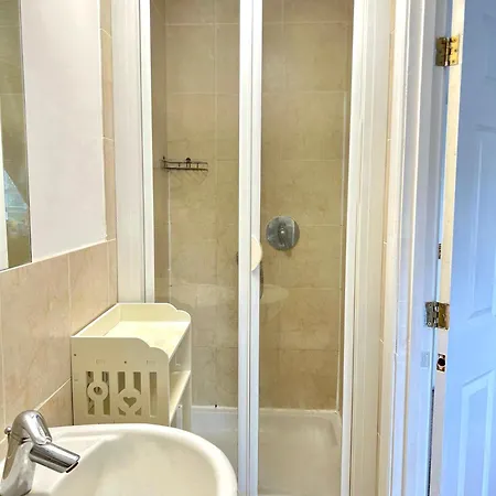 Town House With Hot Tub & Free Parking Holiday home