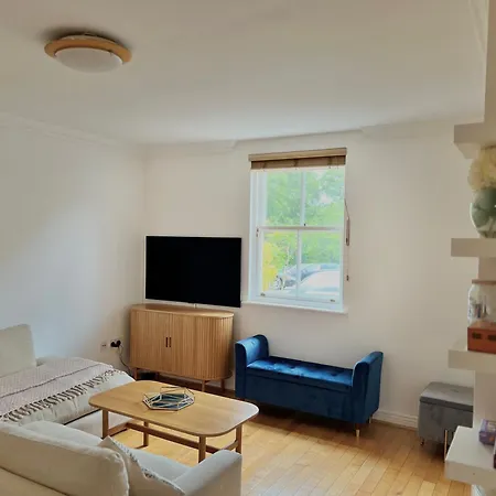 Town House With Hot Tub & Free Parking Leeds (West Yorkshire)