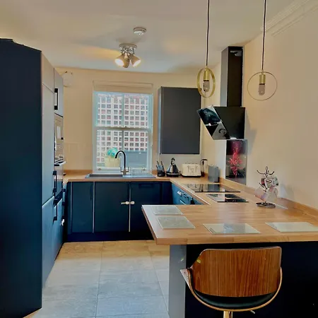 Town House With Hot Tub & Free Parking Leeds (West Yorkshire)