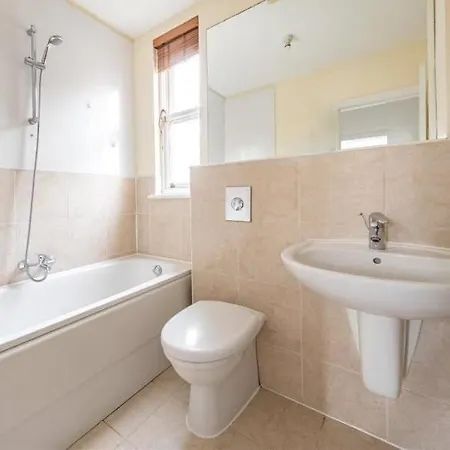 Town House With Hot Tub & Free Parking *