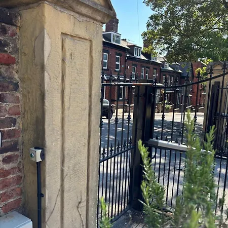 Town House With Hot Tub & Free Parking Holiday home Leeds (West Yorkshire)