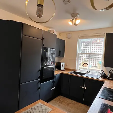 Town House With Hot Tub & Free Parking Holiday home *