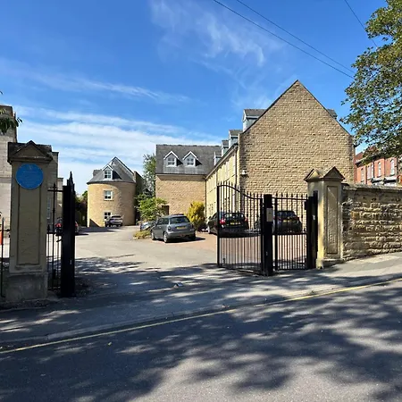 Town House With Hot Tub & Free Parking Holiday home *