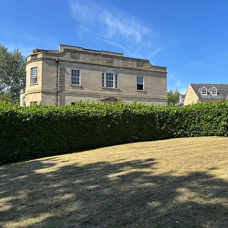 Town House With Hot Tub & Free Parking * Leeds (West Yorkshire)