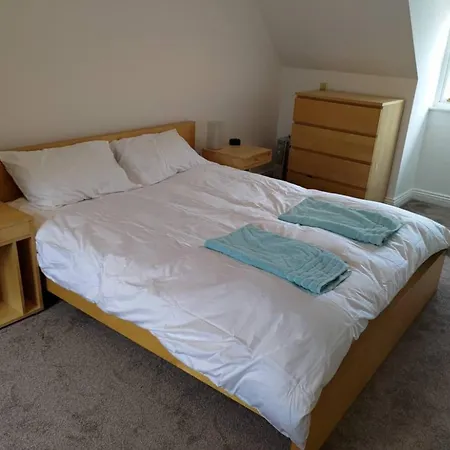Town House With Hot Tub & Free Parking Leeds (West Yorkshire)