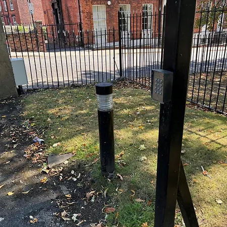 Town House With Hot Tub & Free Parking Holiday home *